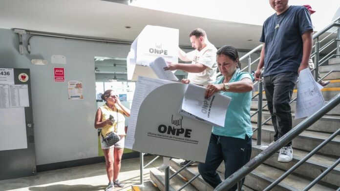 Algunos de los centros de votación más importantes de las elecciones generales de Perú, por la cantidad de electores que concentran, están experimentando retrasos para instalar las mesas y recibir votantes, en algunos casos por la falta de material electoral.Foto: EFE.