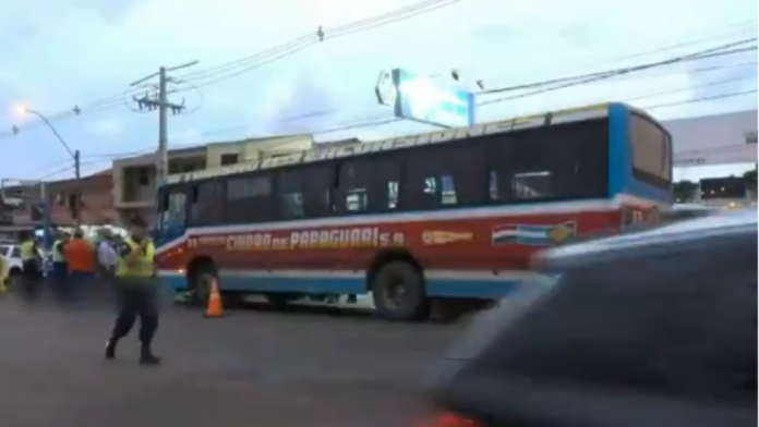 Las víctimas quedaron debajo del ómnibus tras el arrollamiento fatal. Foto: Captura de video