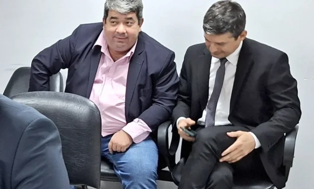 A juicio oral. Éver Noguera (sin corbata) junto con su abogado defensor antes de la preliminar.Foto. Gentileza.