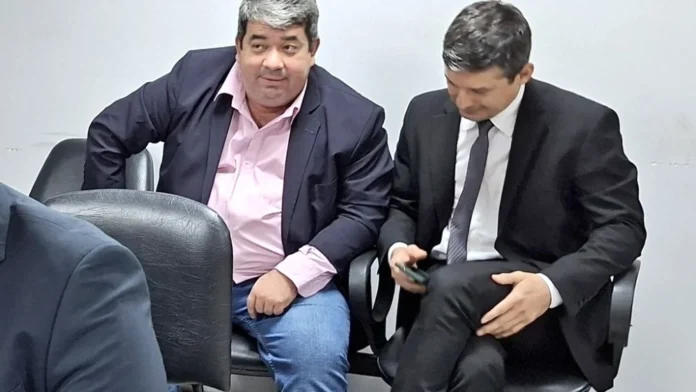 A juicio oral. Éver Noguera (sin corbata) junto con su abogado defensor antes de la preliminar.Foto. Gentileza.