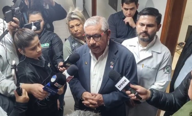 El Dr. Isaías Fretes recorrió los pasillos del IPS de Caaguazú. Foto: captura de video.