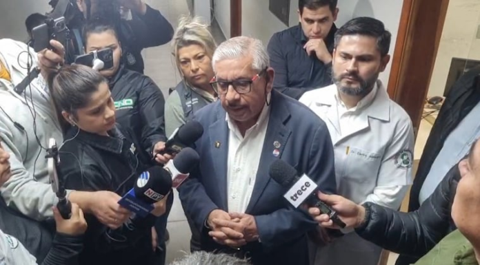 El Dr. Isaías Fretes recorrió los pasillos del IPS de Caaguazú. Foto: captura de video. El Dr. Isaías Fretes recorrió los pasillos del IPS de Caaguazú. Foto: captura de video.
