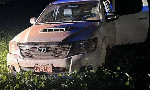 Camioneta recuperada luego de una persecución en el Km 26 lado Acaray. Foto: Policía Nacional.