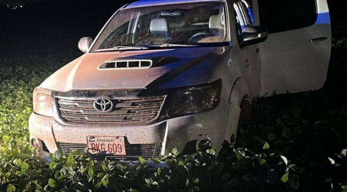 Camioneta recuperada luego de una persecución en el Km 26 lado Acaray. Foto: Policía Nacional.