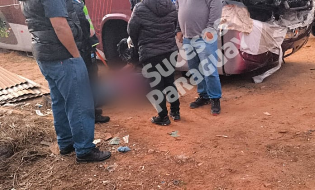 La víctima fue aplastada por el ómnibus y falleció al instante. Foto: Sucesos Paraguay.