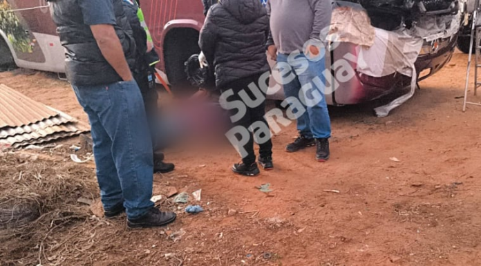 La víctima fue aplastada por el ómnibus y falleció al instante. Foto: Sucesos Paraguay.