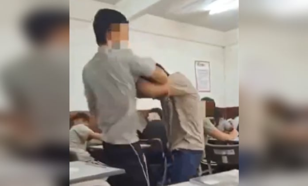 Momento de la agresión contra el adolescente con discapacidad. Imagen: captura de video.