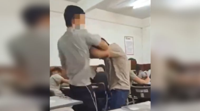 Momento de la agresión contra el adolescente con discapacidad. Imagen: captura de video.