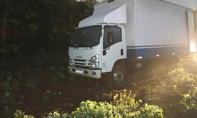 El camión transportador fue abandonado luego del asalto. Foto: Policía Nacional.