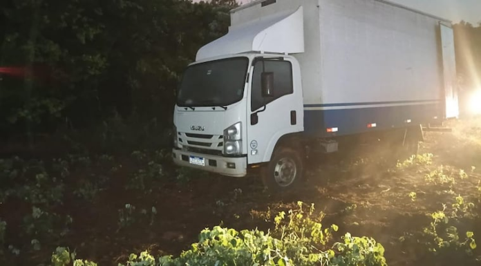 El camión transportador fue abandonado luego del asalto. Foto: Policía Nacional. El camión transportador fue abandonado luego del asalto. Foto: Policía Nacional.