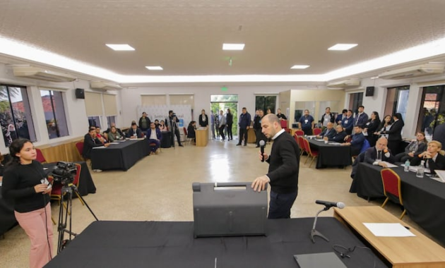 Verificación técnica con apoderados y representantes del PLRA. Foto: TSJE.