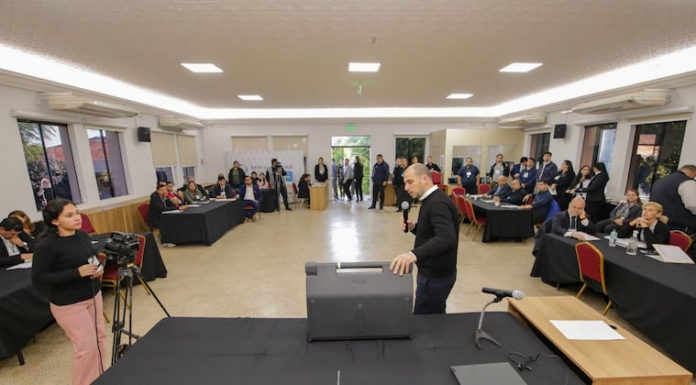 Verificación técnica con apoderados y representantes del PLRA. Foto: TSJE.