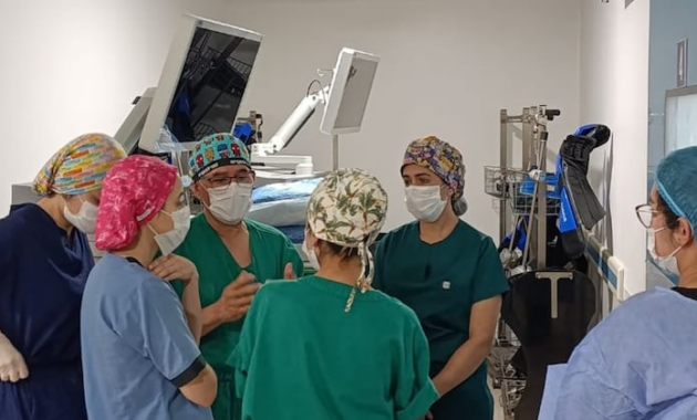 El procedimiento contó con la participación de médicos locales. Foto: Gentileza.