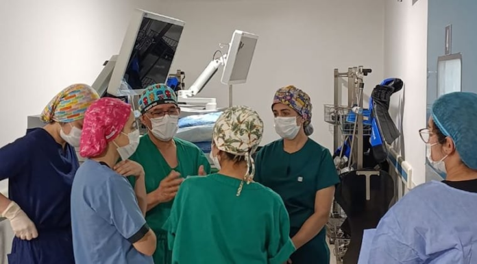 El procedimiento contó con la participación de médicos locales. Foto: Gentileza.