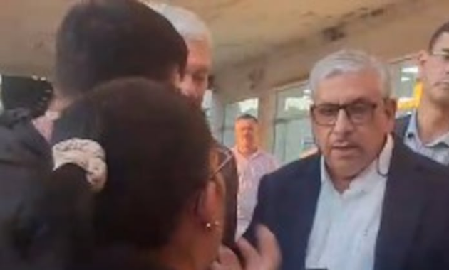 El Dr. Fretes conversando con los asegurados afectados. Foto: Captura de video.