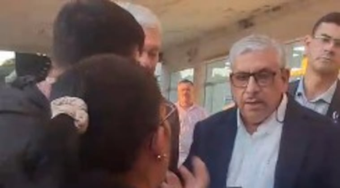 El Dr. Fretes conversando con los asegurados afectados. Foto: Captura de video. El Dr. Fretes conversando con los asegurados afectados. Foto: Captura de video.