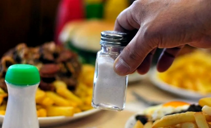 El consumo máximo diario permitido de sal es de 5 gramos para un adulto sano, lo que equivale a una cucharadita pequeña rasa de sal de mesa. . Foto: Ilustrativa El consumo máximo diario permitido de sal es de 5 gramos para un adulto sano, lo que equivale a una cucharadita pequeña rasa de sal de mesa. . Foto: Ilustrativa
