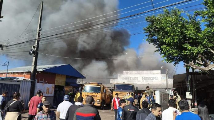 El mercado de Itauguá fue consumido en su totalidad El mercado de Itauguá fue consumido en su totalidad