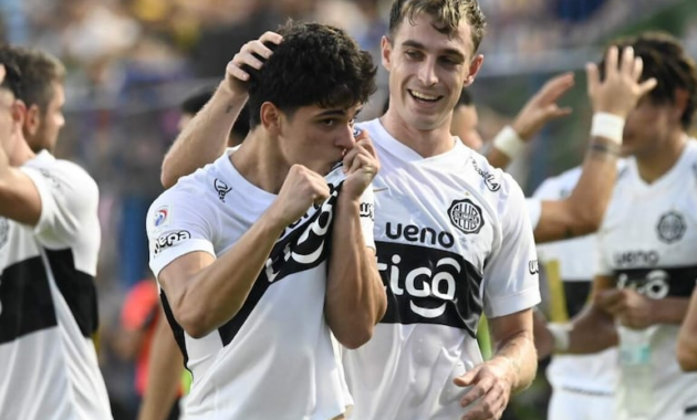 Eduardo Delmás, futbolista de Olimpia, festeja un gol en el partido frente a Guaraní por la fecha 12 del torneo Apertura 2026 de la Primera División de Paraguay en el estadio Erico Galeano, en Capiatá, Paraguay.