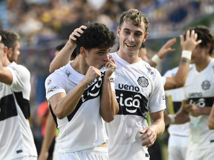 Eduardo Delmás, futbolista de Olimpia, festeja un gol en el partido frente a Guaraní por la fecha 12 del torneo Apertura 2026 de la Primera División de Paraguay en el estadio Erico Galeano, en Capiatá, Paraguay.
