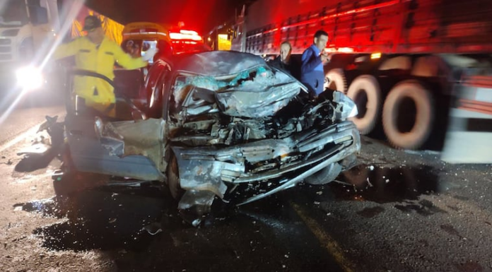 El percance sucedió anoche y el menor falleció dentro del vehículo.