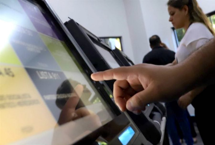 Mostrararán una vez más el funcionamiento de las máquinas de votación y responderán las preguntas que surjan al respecto. Mostrararán una vez más el funcionamiento de las máquinas de votación y responderán las preguntas que surjan al respecto.