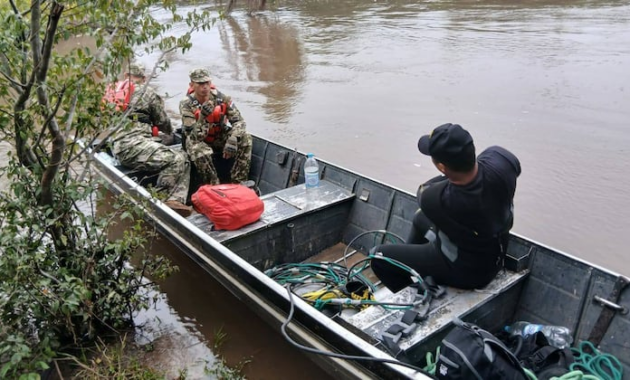 Militares, pobladores locales y bomberos buscan afanosamente a los desaparecidos. Foto: Gentileza.