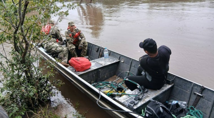 Militares, pobladores locales y bomberos buscan afanosamente a los desaparecidos. Foto: Gentileza.
