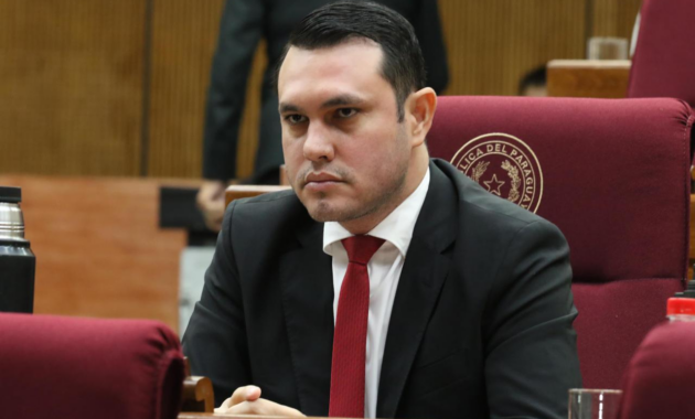 Hernán Rivas, senador con permiso.