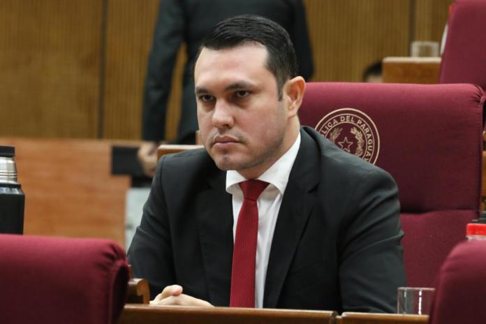 Hernán Rivas, senador con permiso.