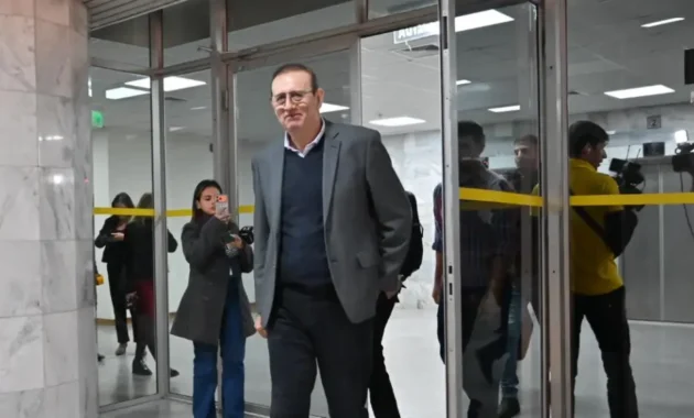 El ex senador Erico Galeano se mostró sonriente en la mañana de este miércoles en tribunales a pesar de su delicada situación procesal.Foto: Rodrigo Villamayor.