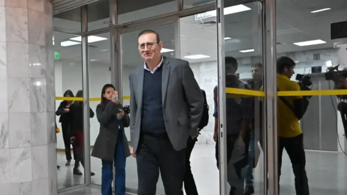 El ex senador Erico Galeano se mostró sonriente en la mañana de este miércoles en tribunales a pesar de su delicada situación procesal.Foto: Rodrigo Villamayor. El ex senador Erico Galeano se mostró sonriente en la mañana de este miércoles en tribunales a pesar de su delicada situación procesal.Foto: Rodrigo Villamayor.