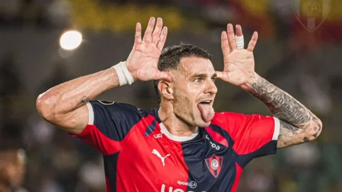 Apuesta. El goleador Pablo Vegetti se apunta para arrancar de titular frente al Sporting Cristal.Foto: Gentileza - Cerro Porteño Apuesta. El goleador Pablo Vegetti se apunta para arrancar de titular frente al Sporting Cristal.Foto: Gentileza - Cerro Porteño