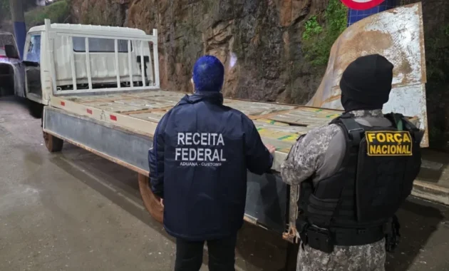 Una agente canina fue quien descubrió la marihuana en un camión paraguayo con doble fondo, en un procedimiento realizado en Foz de Yaguazú. Foto: Gentileza