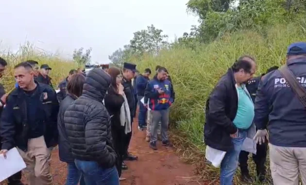 Momento en el que se encontró el cuerpo junto con la motocicleta calcinados.Foto: Captura de video - Marciano Candia.