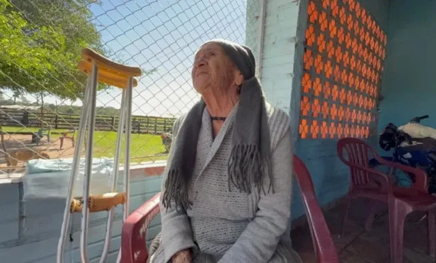 Apoyada en muletas y enfrentando las limitaciones propias de su edad, la mujer realiza tareas de limpieza y alimentación de sus animales.Foto: Justiniano Riveros.