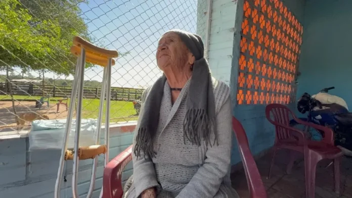 Apoyada en muletas y enfrentando las limitaciones propias de su edad, la mujer realiza tareas de limpieza y alimentación de sus animales.Foto: Justiniano Riveros. Apoyada en muletas y enfrentando las limitaciones propias de su edad, la mujer realiza tareas de limpieza y alimentación de sus animales.Foto: Justiniano Riveros.