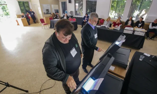 Verificación de máquinas de votación en el TSJE.Gentileza