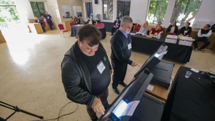 Verificación de máquinas de votación en el TSJE.Gentileza