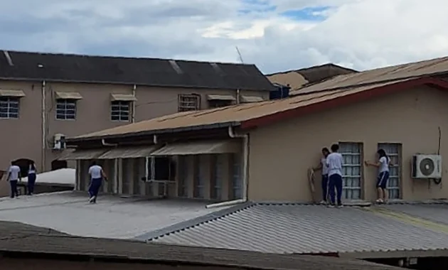 Estudiantes del Instituto São José se refugian en el tejado mientras un adolescente irrumpe en el centro educativo, disparando y matando a dos miembros del personal e hiriendo a un tercero y a un estudiante, según informaron las autoridades, en la ciudad de Rio Branco, estado de Acre, Brasil, el martes 5 de mayo de 2026.Foto: Pixabay.