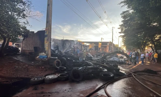 El fuego destruyó varias herramientas de trabajo y neumáticos almacenados dentro del local. Afortunadamente, no hubo víctimas ni lesionados.Foto: Édgar Medina.