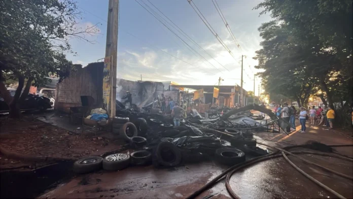 El fuego destruyó varias herramientas de trabajo y neumáticos almacenados dentro del local. Afortunadamente, no hubo víctimas ni lesionados.Foto: Édgar Medina. El fuego destruyó varias herramientas de trabajo y neumáticos almacenados dentro del local. Afortunadamente, no hubo víctimas ni lesionados.Foto: Édgar Medina.