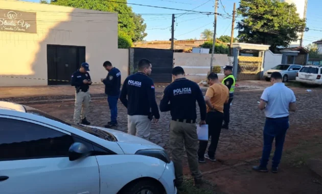 Agentes de la Comisaría 6ª llegaron al lugar y constataron que la víctima ya había fallecido.Foto: Marciano Candia.