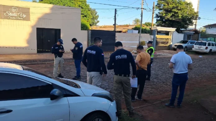 Agentes de la Comisaría 6ª llegaron al lugar y constataron que la víctima ya había fallecido.Foto: Marciano Candia. Agentes de la Comisaría 6ª llegaron al lugar y constataron que la víctima ya había fallecido.Foto: Marciano Candia.