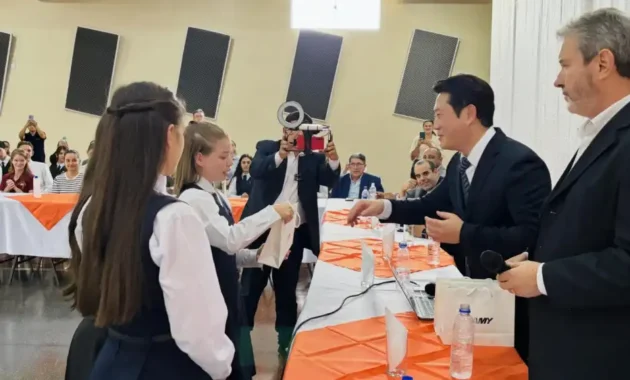 Autoridades municipales y representantes de Corea del Sur de ASTI Comercial acompañaron la presentación del proyecto impulsado mediante un convenio de cooperación con el MEC.Foto: Gentileza.