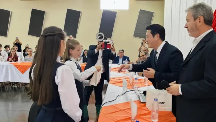 Autoridades municipales y representantes de Corea del Sur de ASTI Comercial acompañaron la presentación del proyecto impulsado mediante un convenio de cooperación con el MEC.Foto: Gentileza. Autoridades municipales y representantes de Corea del Sur de ASTI Comercial acompañaron la presentación del proyecto impulsado mediante un convenio de cooperación con el MEC.Foto: Gentileza.
