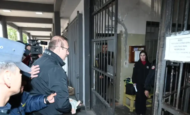 Erico Galeano ingresando a la ex cárcel de Tacumbú al filo del mediodía este miércoles.Foto: Daniel Duarte - ÚH.