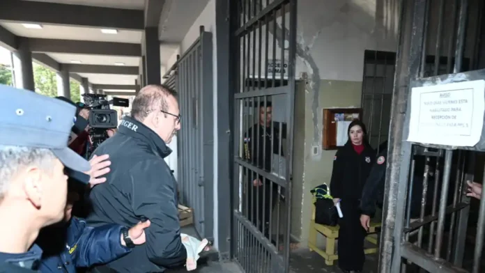 Erico Galeano ingresando a la ex cárcel de Tacumbú al filo del mediodía este miércoles.Foto: Daniel Duarte - ÚH.