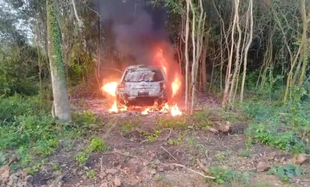El automóvil incendiado fue abandonado en una zona boscosa en Cambyretá.Foto: Antonio Rolín.
