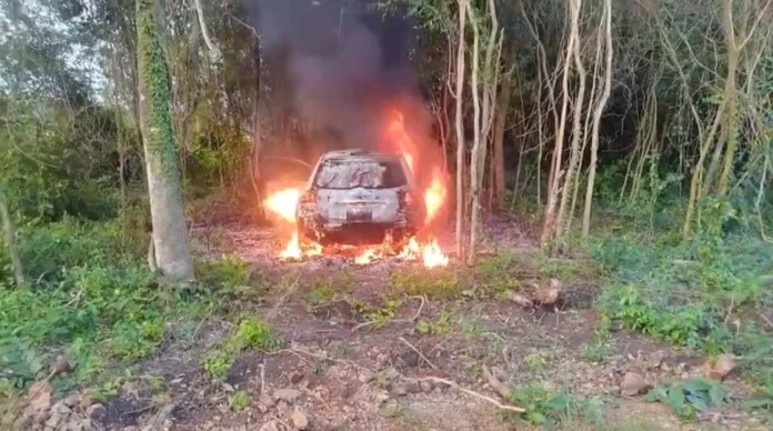 El automóvil incendiado fue abandonado en una zona boscosa en Cambyretá.Foto: Antonio Rolín.